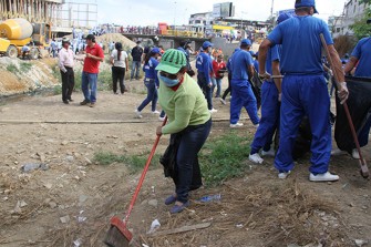 Ecuador y Perú juntos en minga de limpieza del Canal Internacional Zarumilla