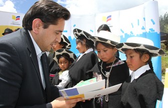Niñez de Saraguro recibió material didáctico en lengua materna