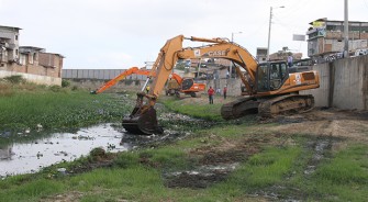 Ecuador y Perú juntos en minga de limpieza del Canal Internacional Zarumilla