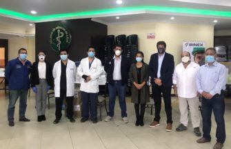 Plan Binacional Capítulo Ecuador, entregó trajes de bioseguridad al Colegio de Médicos de Loja